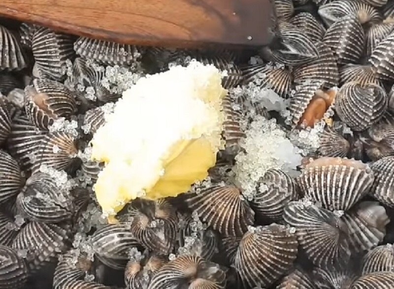 Cho các nguyên liệu vào xào với sò huyết