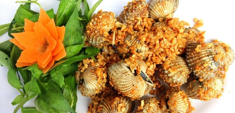 Món sò huyết xào bơ tỏi có màu sắc bắt mắt, ăn là ghiền