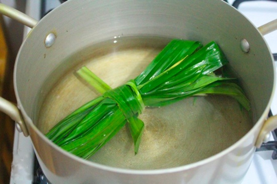 Nấu nước đường với lá dứa