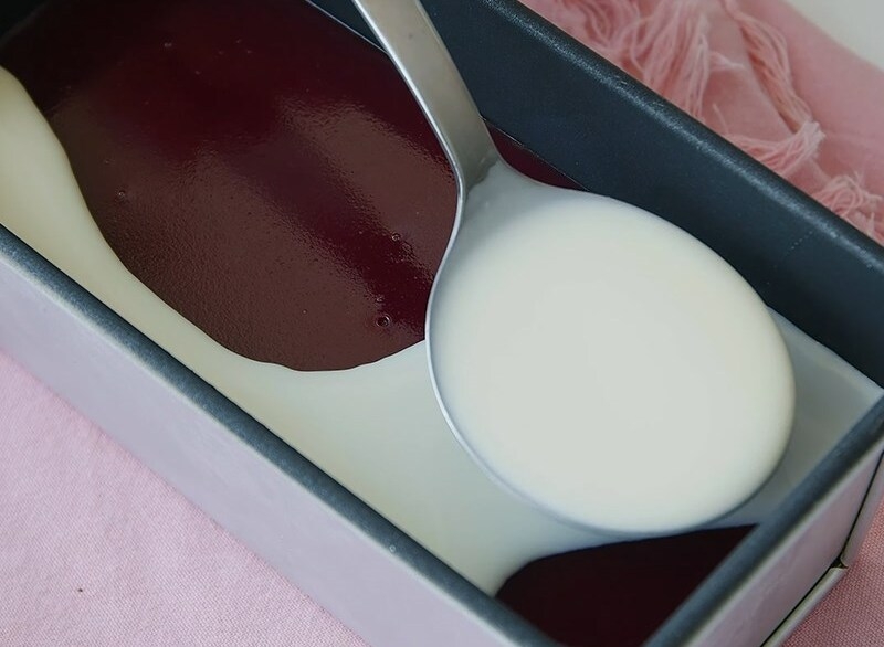 Đổ lớp kem sữa lên thạch