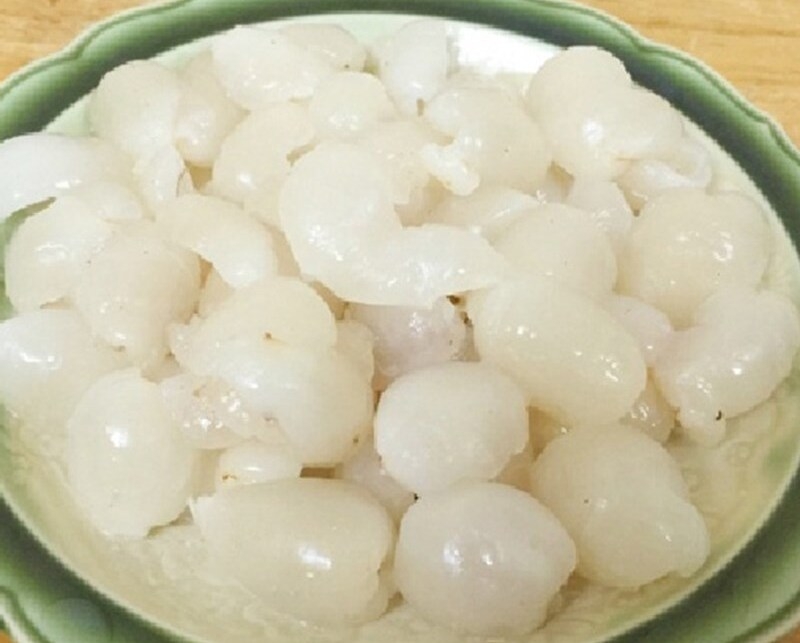 Sơ chế để lấy thịt vải