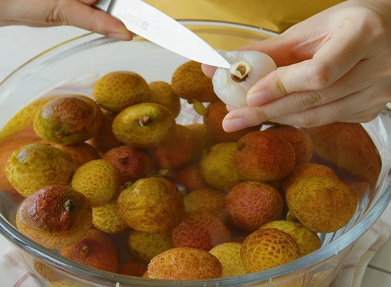 Cạy bỏ hạt vải