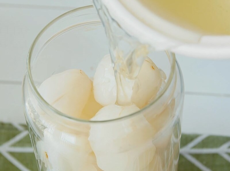 Ngâm vải trong nước đường 