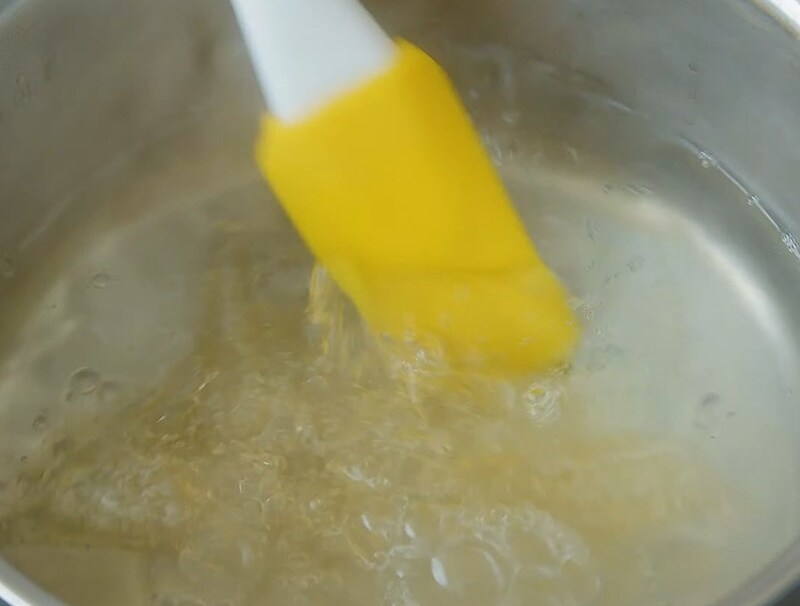Khuấy tan gelatin với nước vải ngâm