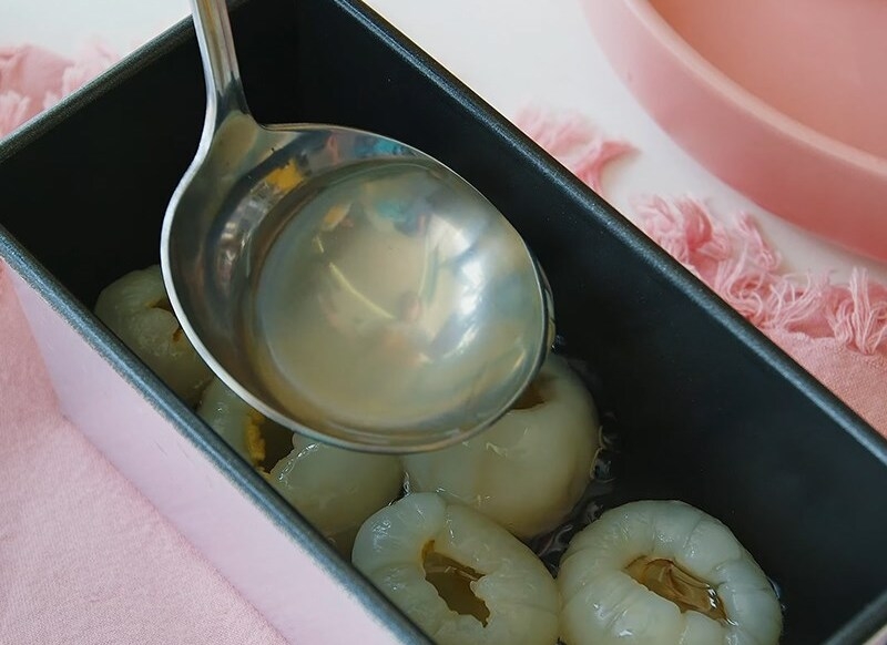 Đổ thạch vải vào khuôn