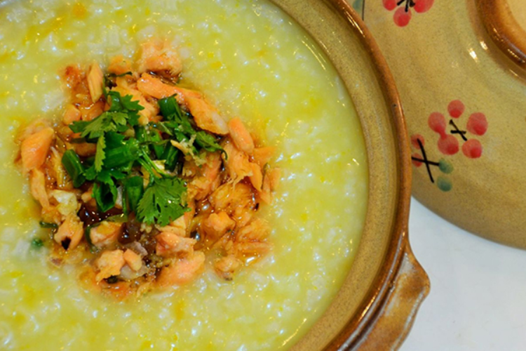 Giải đáp nhanh thắc mắc: Cháo cá hồi nấu với rau gì để thơm ngon, chứa nhiều dưỡng chất hình 3