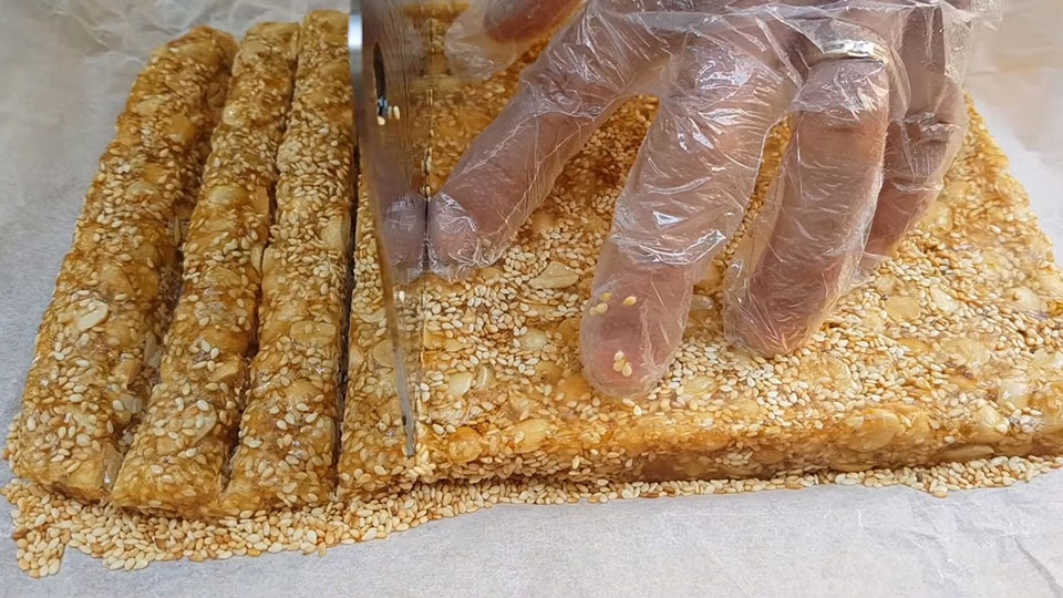 Cắt kẹo thành từng miếng vừa ăn