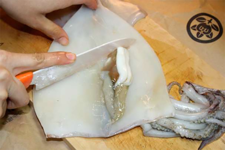 Cách sơ chế mực không bị tanh, sạch sẽ và các nguyên liệu khử mùi tanh của mực hiệu quả - Hình 3