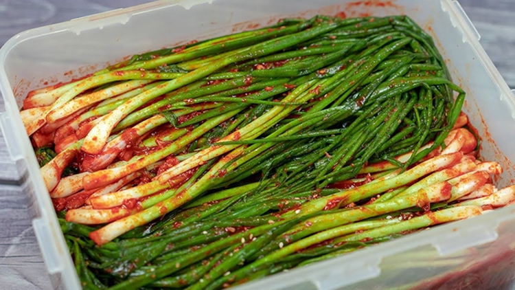 cách làm kim chi hành lá (hình 4)