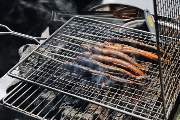 Nướng cá kèo trên bếp than