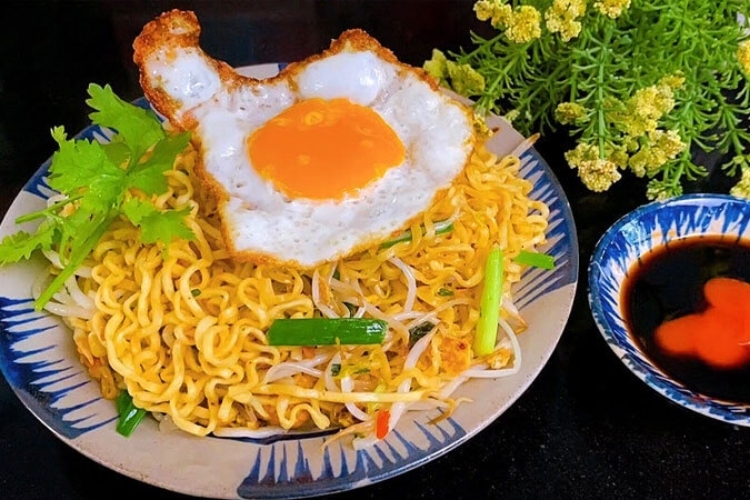 Cách làm mì xào trứng