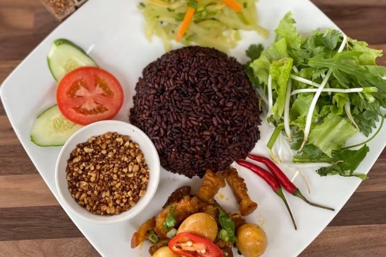 Cơm gạo lứt đen bằng nồi cơm điện thường