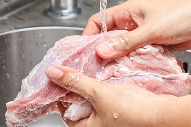 Cách ướp thịt heo quay chuẩn vị, sau khi chiên xong giòn rụm như ngoài hàng - Hình 2
