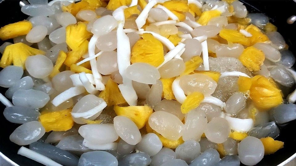 Bước 2: Rim hạt đác với dứa