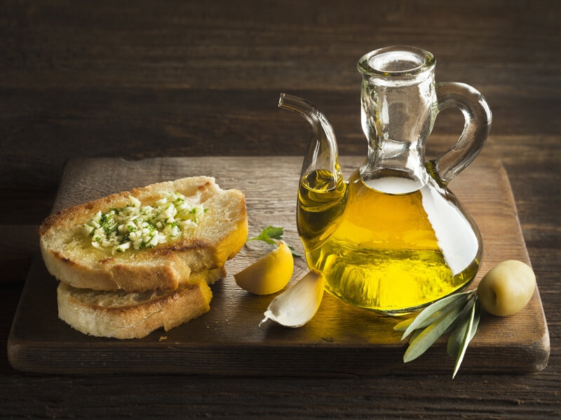 Dầu oliu nấu ăn có gì khác với dầu thực vật khác? Có nên dùng dầu oliu khi chiên xào không? 4