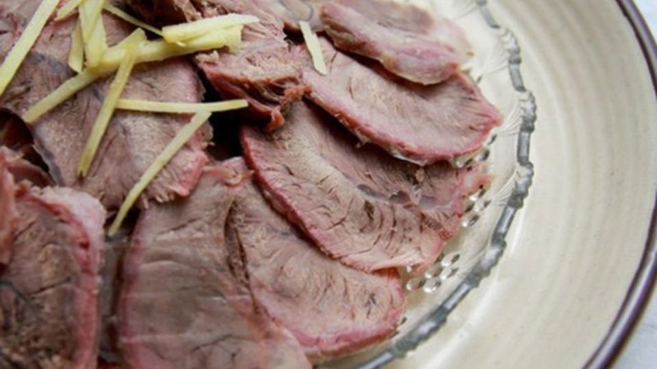 Gắp hết nguyên liệu ra, đợi thịt nguội thì thái lát vừa ăn