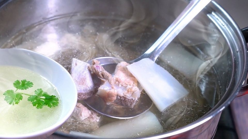 Xương lợn và thịt bò chần qua nước sôi trong 3 phút