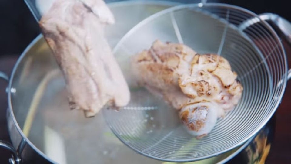 Chần phần xương ống sơ qua trong 5 phút để khử mùi hôi