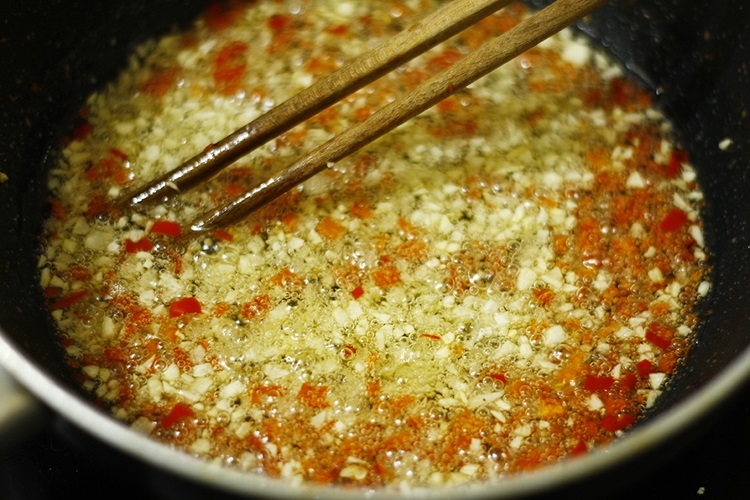 Hướng dẫn cách làm sụn gà cháy tỏi gịòn rụm, làm mồi nhậu cho cánh mày râu tại nhà - Hình 4