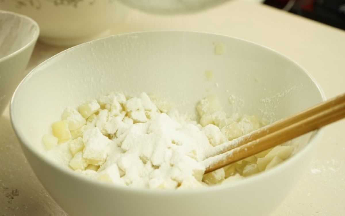 Bước 3: Áo bột&nbsp;cho phần&nbsp;củ năng