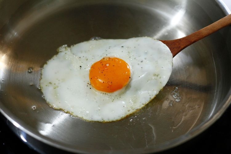 Trứng ốp la thơm béo