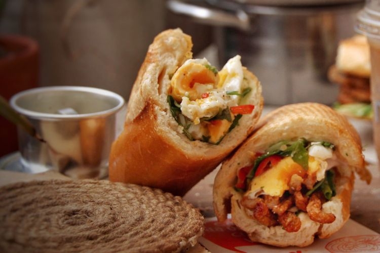 Bánh mì chả cá trứng ốp la thơm ngon hấp dẫn