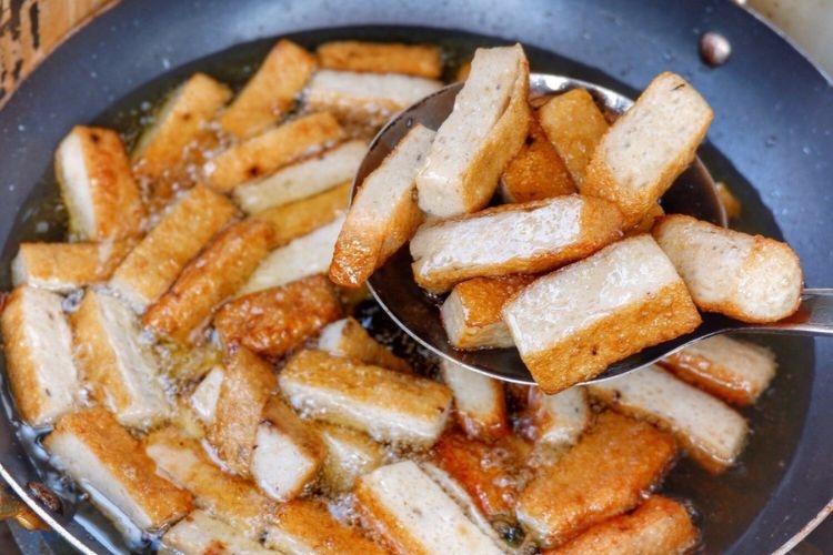 Chiên chả cá vàng giòn