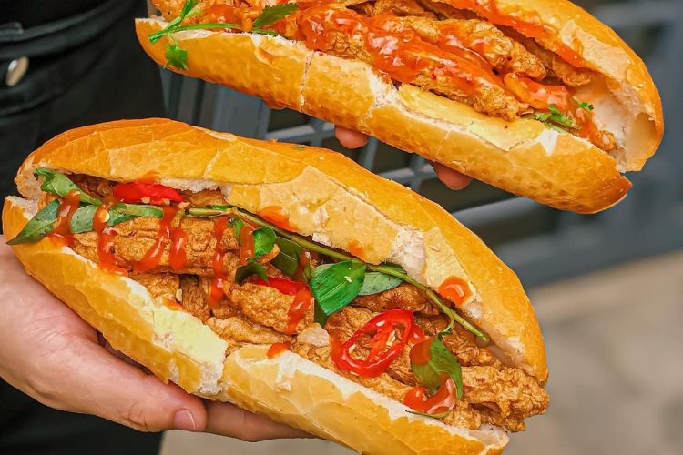 Thành phầm bánh mì chả cá thơm ngon