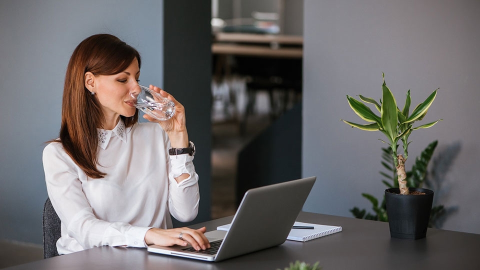 Ngồi khi uống nước sẽ tốt cho hệ tiêu hoá và thận