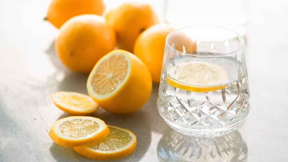 Thêm một lát chanh mỏng để tăng khả năng hấp thụ