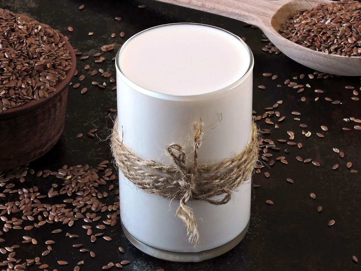 Sữa hạt lanh thơm ngon, sánh mịn và bổ dưỡng cực dễ làm với 4 công thức sau 6