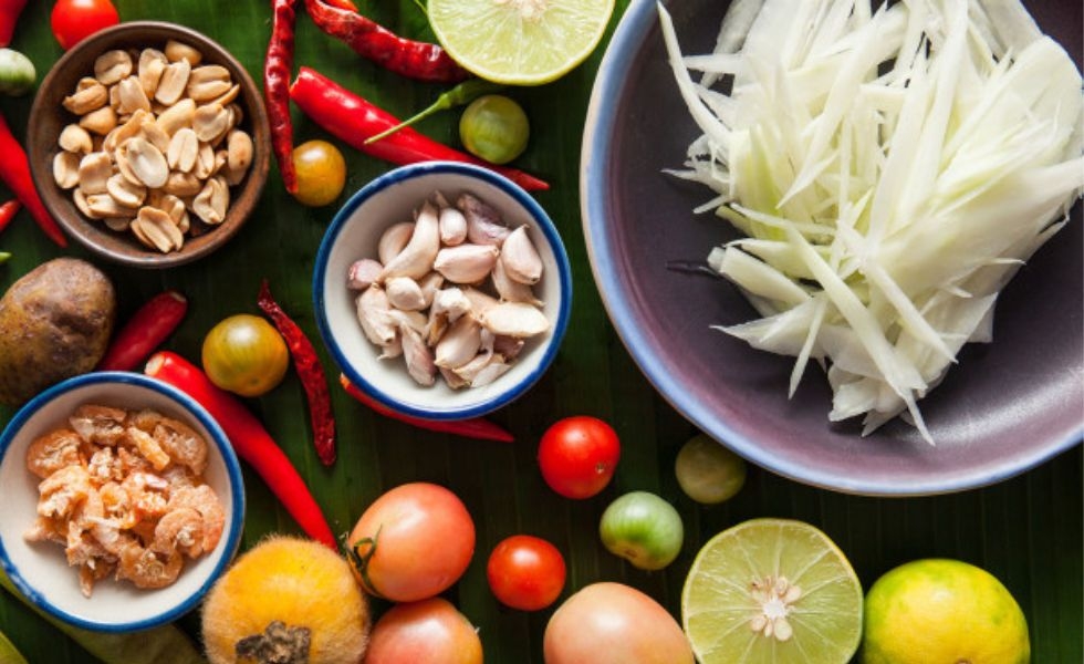 làm gỏi đu đủ Thái Lan
