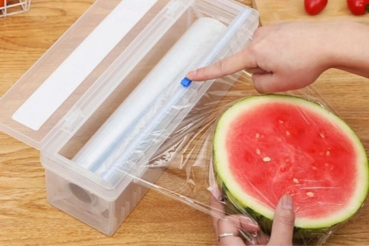 Dùng màng bọc thực phẩm để bảo quản dưa hấu lâu hơn
