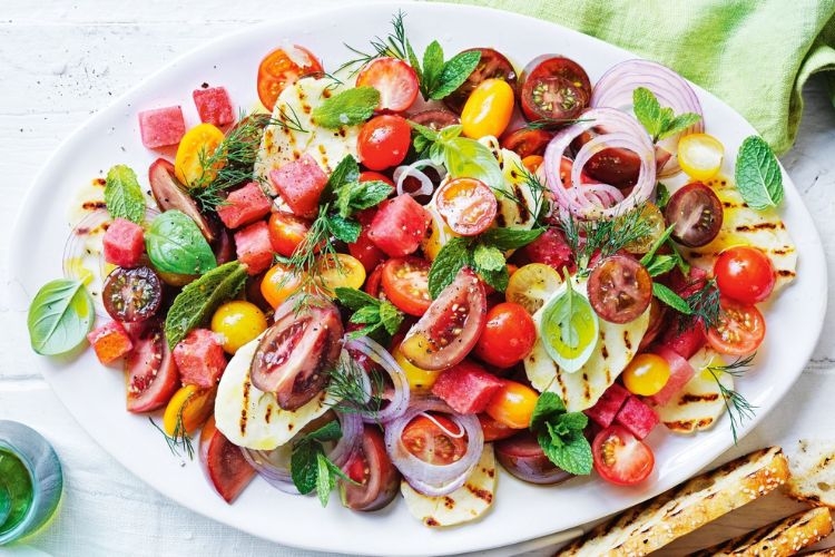 Salad dưa hấu thanh mát, ngọt chua nhẹ thích hợp để khai vị