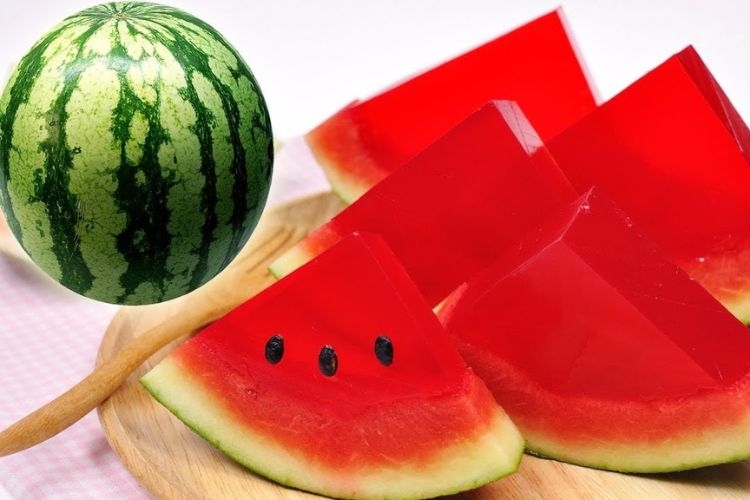 Các miếng rau câu, thạch dưa hấu đỏ rực, dai giòn, ngọt thơm