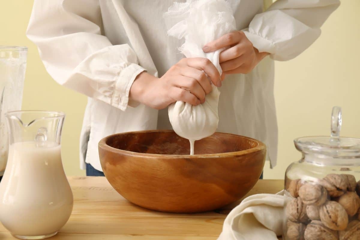 Làm sữa óc chó bằng máy làm sữa hạt siêu dễ, thao tác đơn giản và nhanh chóng 2