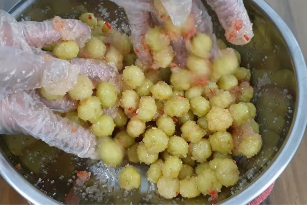 Trộn đều chùm ruột với đường và muối