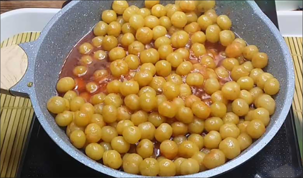 Sên chùm ruột trên chảo