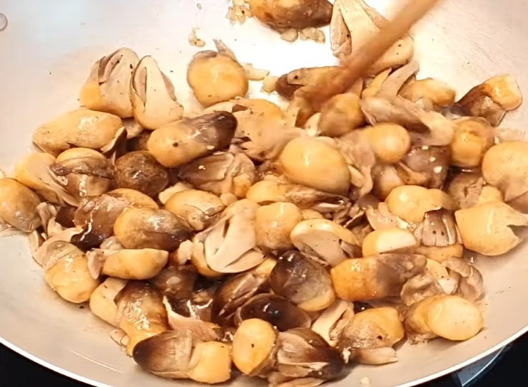 Xào nấm rơm với tỏi
