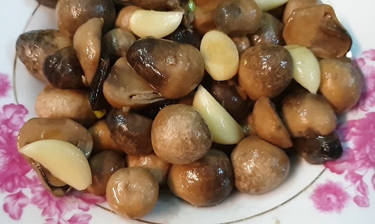 Nấm rơm xào tỏi hoàn thành