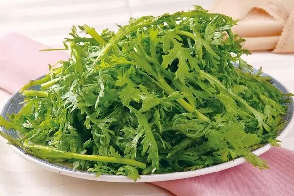 Học lỏm cách nhặt rau cải cúc nhanh gọn, vụng về cũng làm được