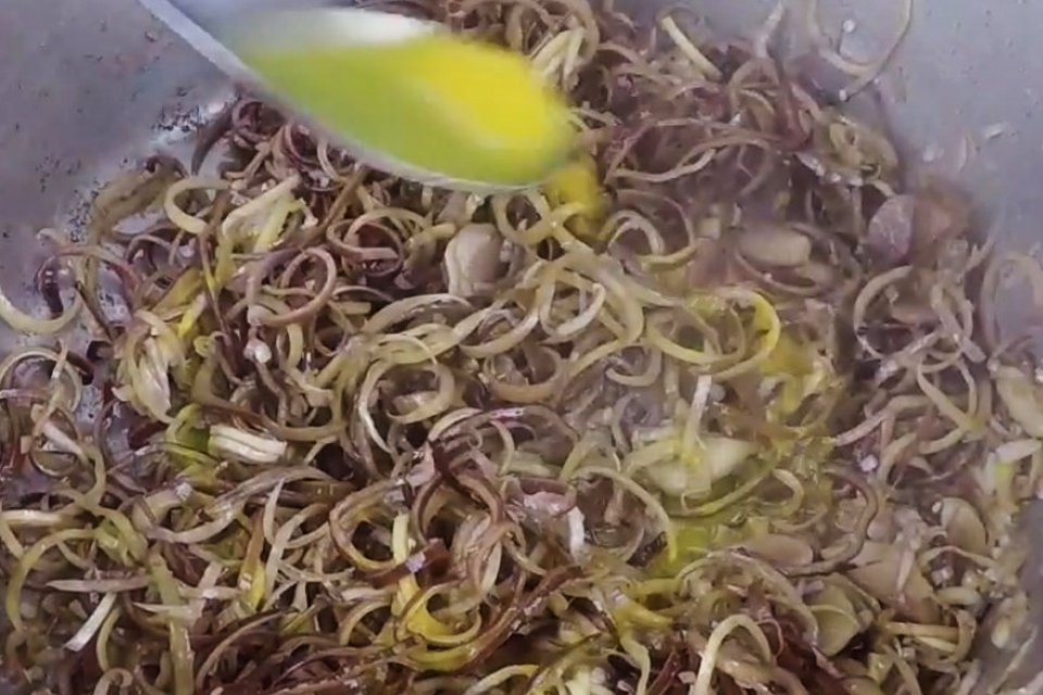 Xào hoa chuối với tỏi.
