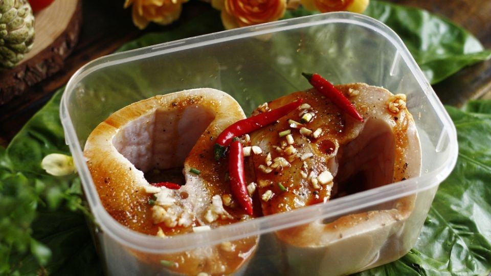 Bước 2: Ướp gia vị cho cá