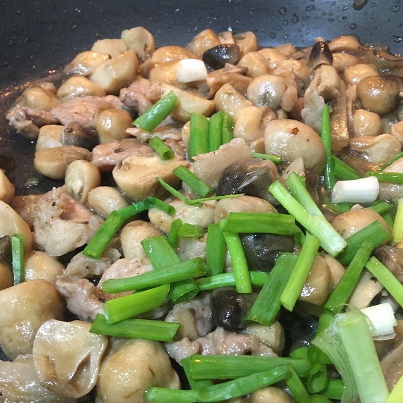 Xào thịt heo cùng nấm