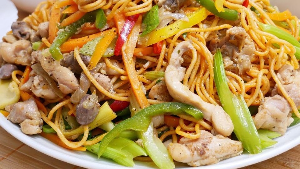Mì xào gà rau củ