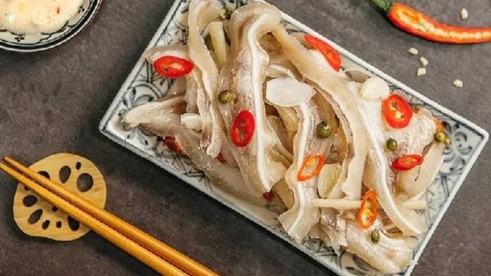 Tai heo ngâm chua ngọt