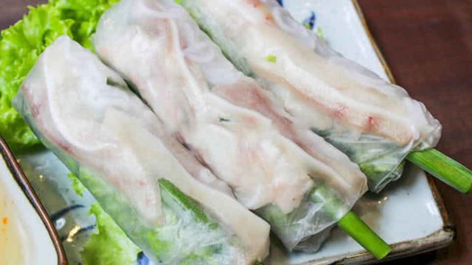 Tai heo cuốn bánh tráng