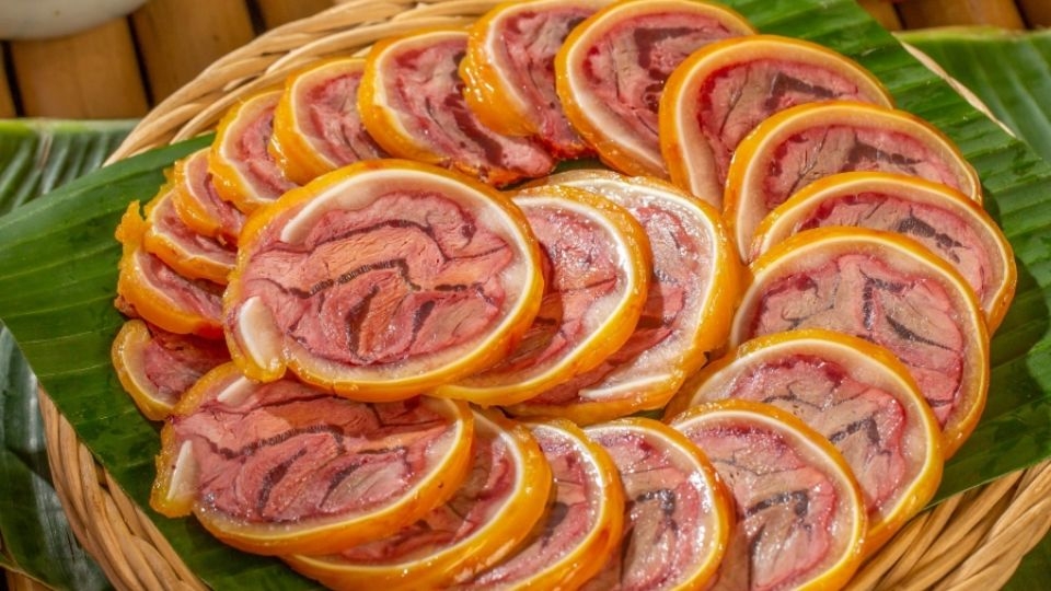 Tai heo cuộn bắp bò