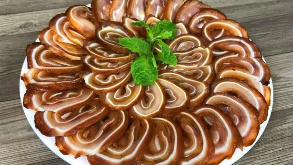 Tai heo cuộn ngũ vị