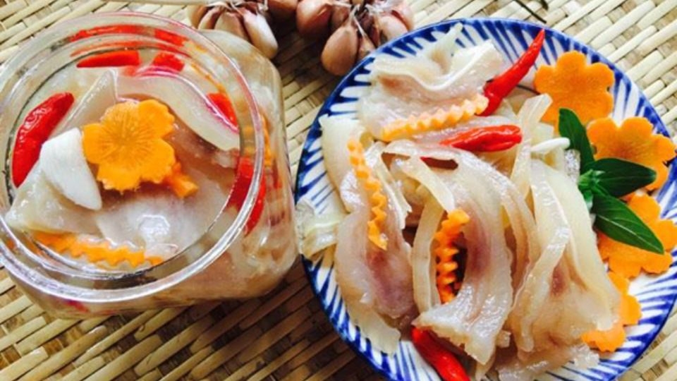 Tai heo ngâm củ cải